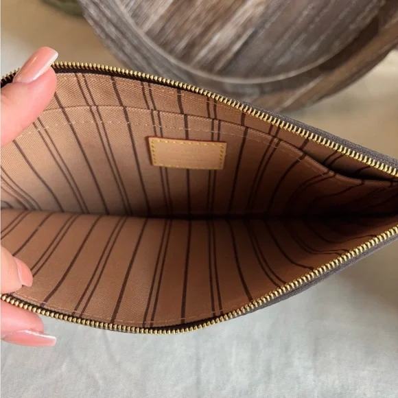 NEW Louis Vuitton Neverfull GM Monogram Pouch •Clutch • Authentic LV Bag - Picture 4 of 7